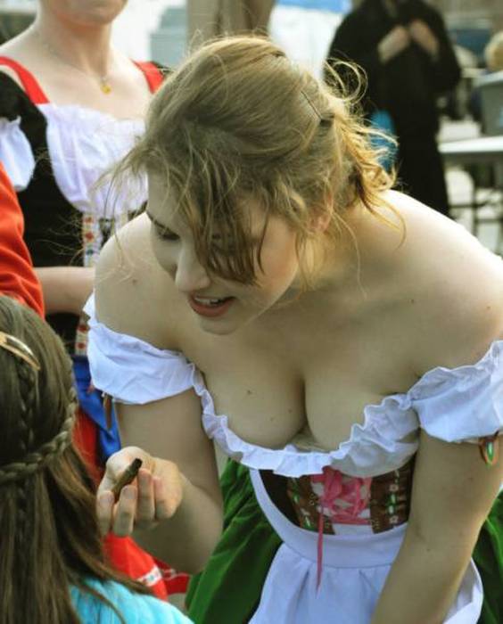 Девушки фестиваля Октоберфест (41 фото)