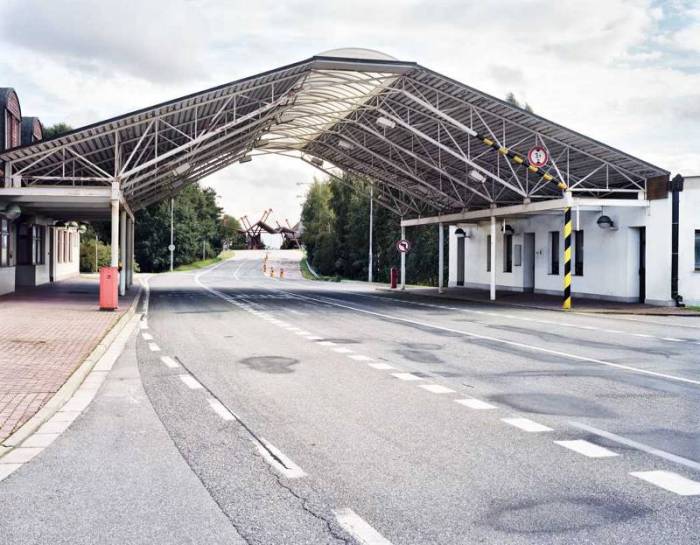 Заброшенные пограничные пункты ЕС в фотопроекте «После Шенгена» (16 фото)