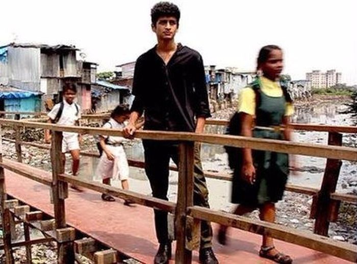 Индийский парень построил мост в трущобах Мумбая (6 фото)