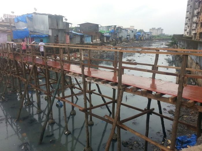 Индийский парень построил мост в трущобах Мумбая (6 фото)