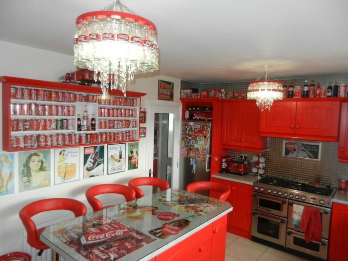 Ирландка превратила свой дом в «храм» Coca-Cola (7 фото)