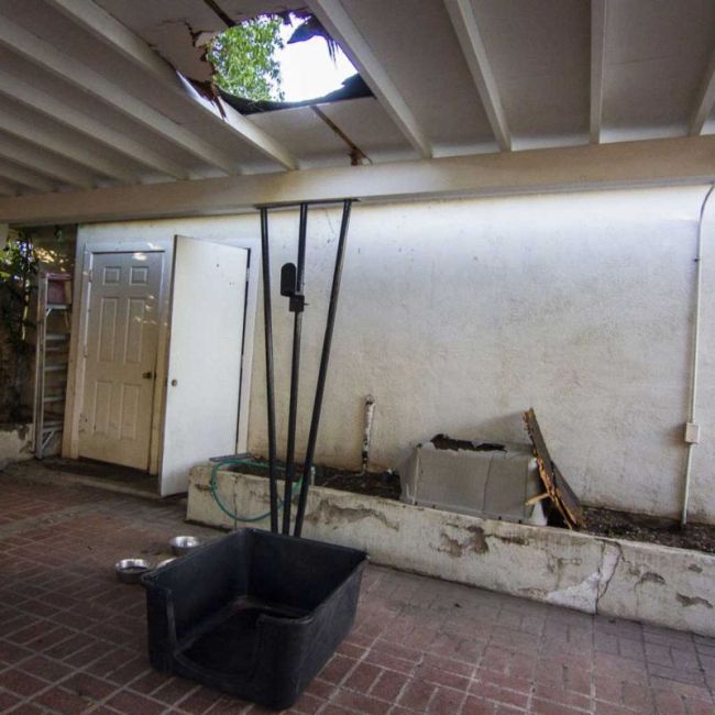 В США 11-килограммовый пакет с марихуаной упал с неба и пробил крышу дома (2 фото)