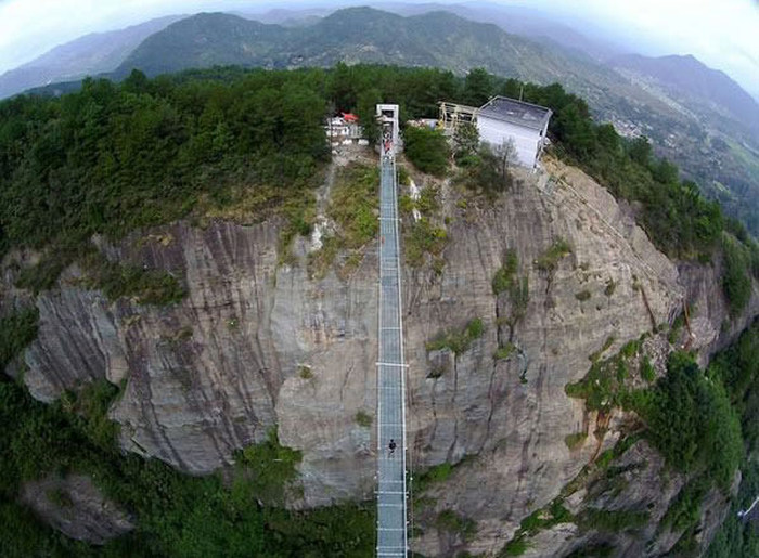 В Китае открыли самый длинный в мире стеклянный подвесной мост (8 фото)