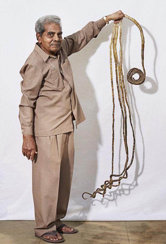 Шридхар Чиллал - человек с самыми длинными в мире ногтями (3 фото)