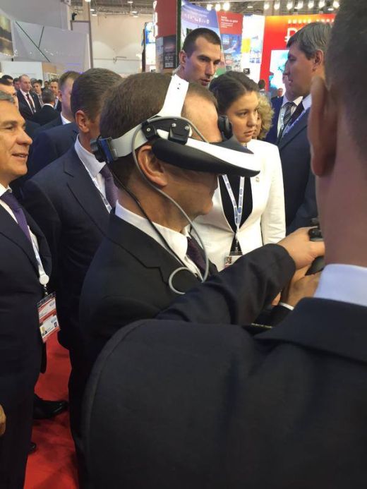 Дмитрий Медведев приобщается к высоким технологиям (2 фото)