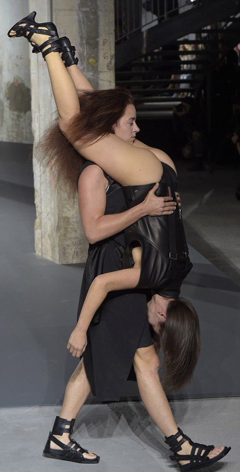 «Люди-рюкзаки» Рика Оуэнса на неделе моды в Париже (7 фото)