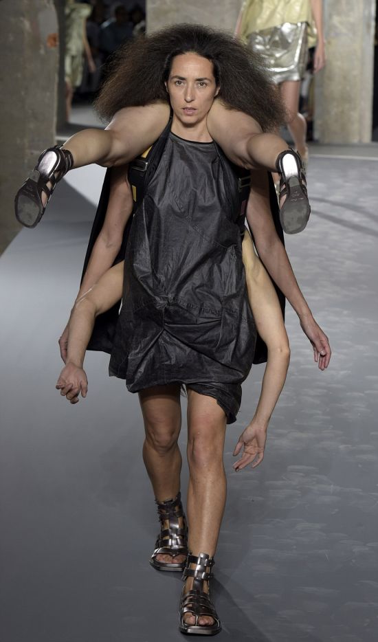 «Люди-рюкзаки» Рика Оуэнса на неделе моды в Париже (7 фото)