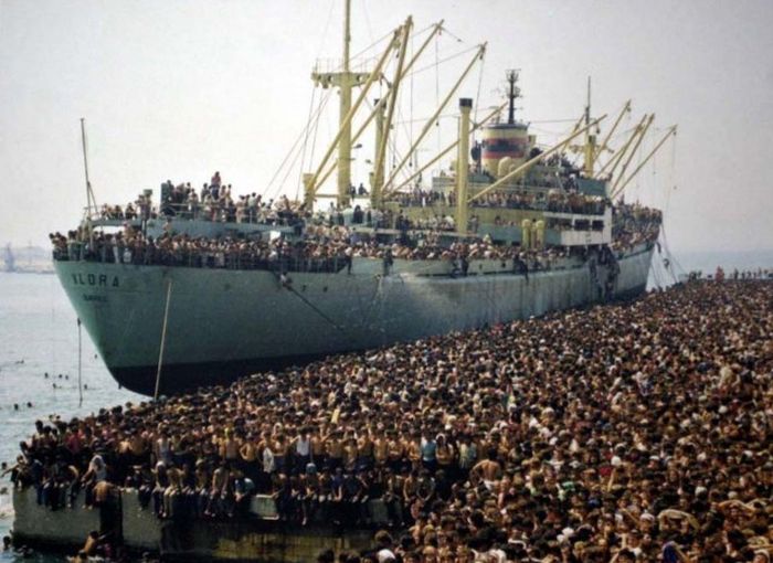 Как нелегальные мигранты корабль захватили (9 фото + 2 видео)