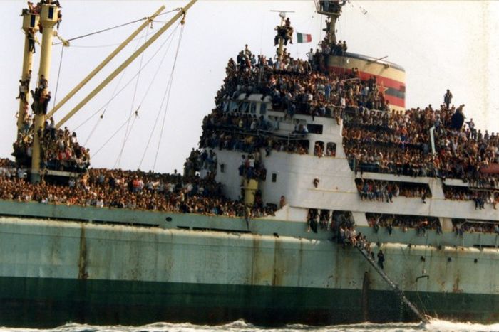Как нелегальные мигранты корабль захватили (9 фото + 2 видео)