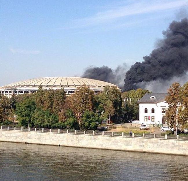 В Москве произошел пожар на стадионе «Лужники» (4 фото)