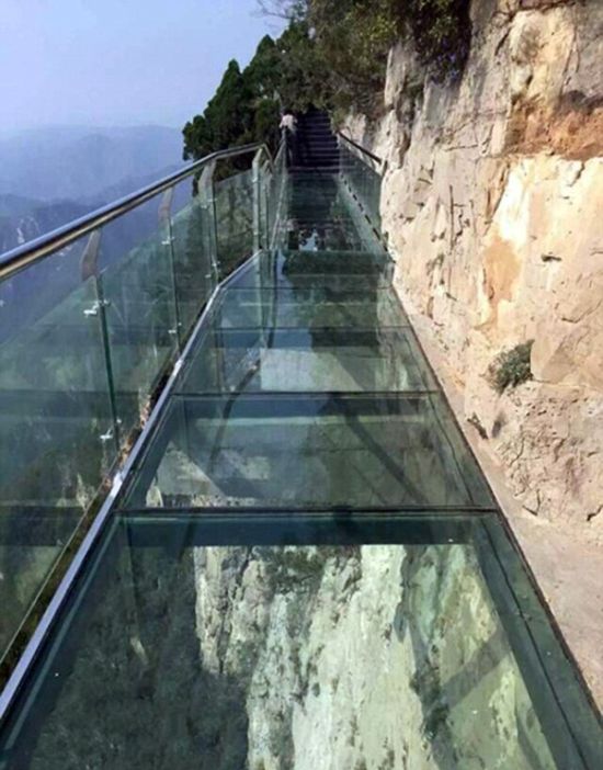 В Китае треснул стеклянный мост (4 фото)