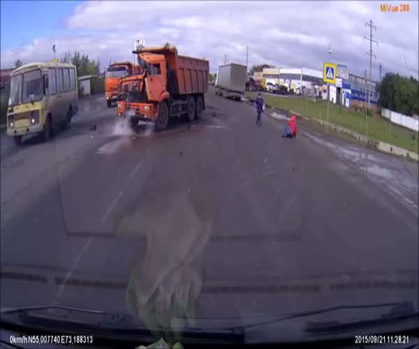 Столкновение грузовиков на пешеходном переходе