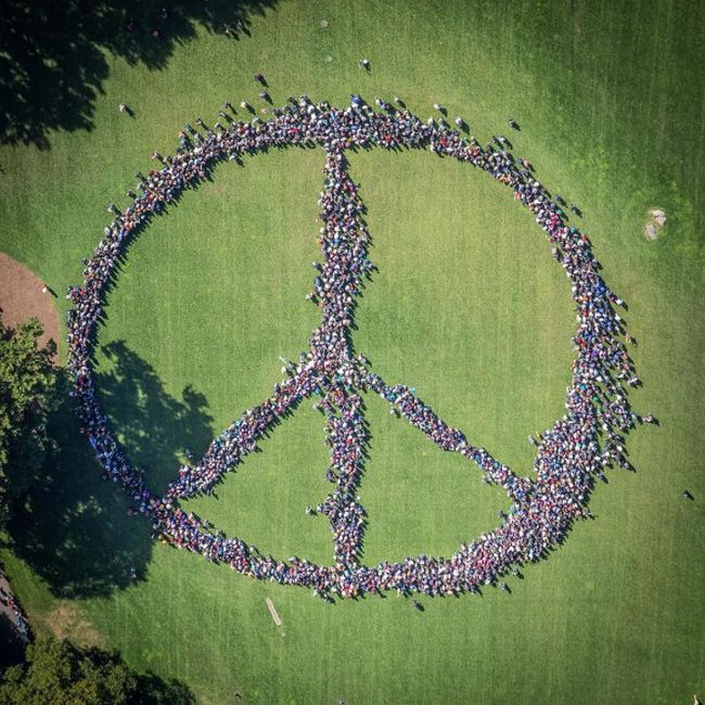 Жители Нью-Йорка почтили память Джона Леннона, выстроившись в огромный символ мира (5 фото)