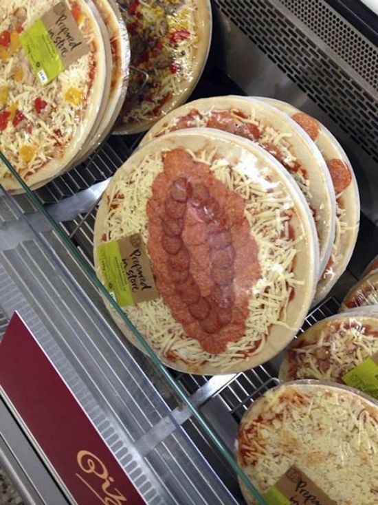 Не совсем удачная пицца, которая должна была напоминать мяч для регби (2 фото)