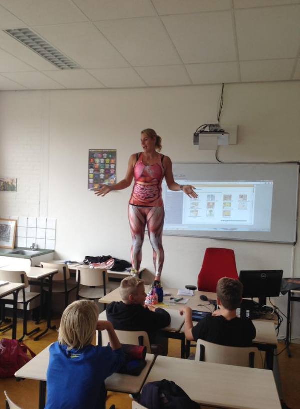 Эта учительница точно знает, как привлечь внимание школьников (3 фото)