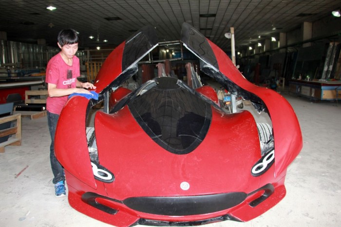 Молодой китаец построил самодельный суперкар (14 фото)
