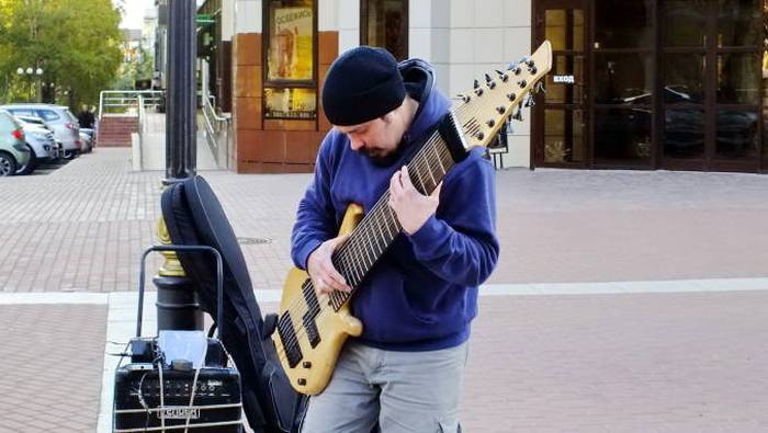 12-струнный бас от гитариста Василия Чернова в центре Брянска (3 фото + видео)