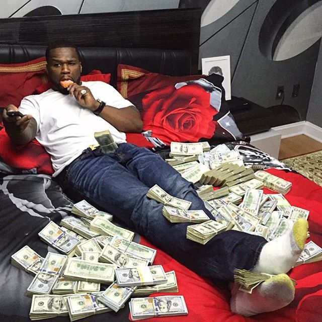 Рэпер 50 Cent, ранее объявивший себя банкротом, устроил фотосет с пачками денег (2 фото + видео)