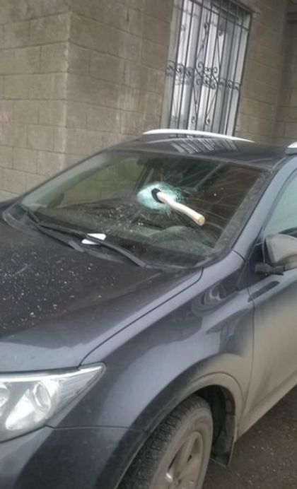 В Уфе водителя наказали за неправильную парковку вбитым в лобовое стекло топором (2 фото)