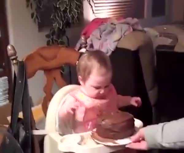 Ребенок впервые в жизни пробует торт