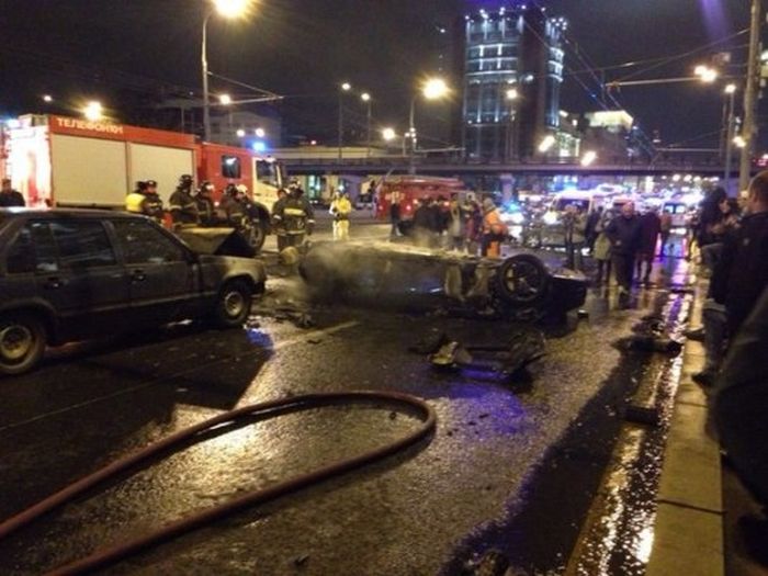 17-летний подросток на Ferrari устроил серьезное ДТП в центре Москвы (4 фото + 2 видео)