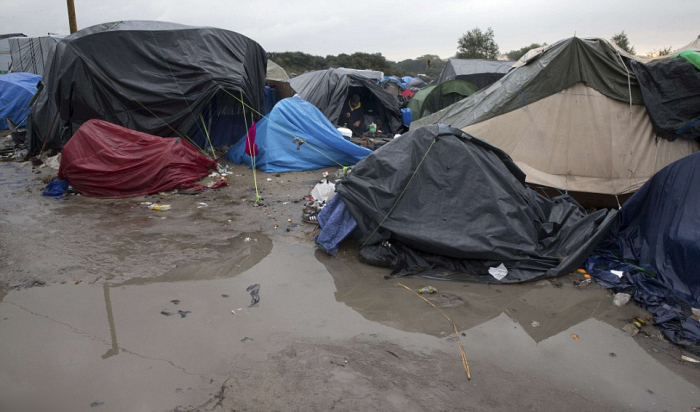 Непогода превратила французский лагерь для беженцев в настоящее болото (9 фото)