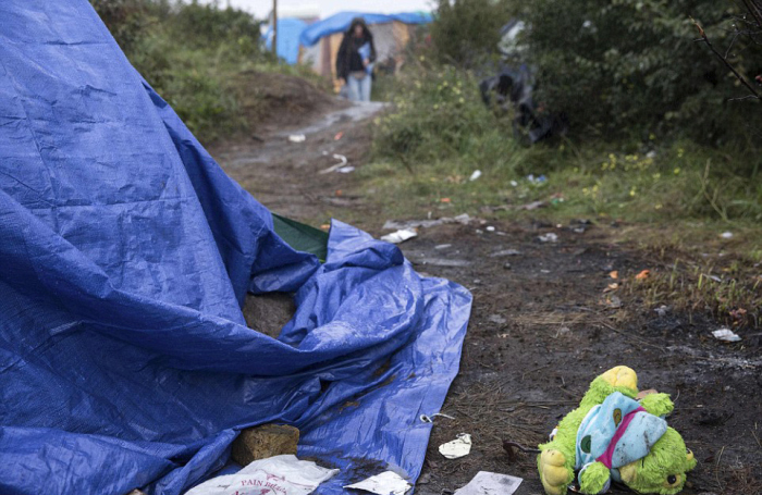 Непогода превратила французский лагерь для беженцев в настоящее болото (9 фото)