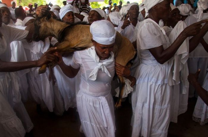 Обряды приверженцев религии Вуду на фото Леса Стоуна (40 фото)