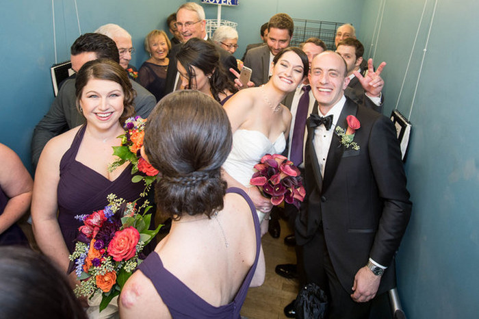 Молодожены и их гости застряли в лифте в день свадьбы (8 фото)