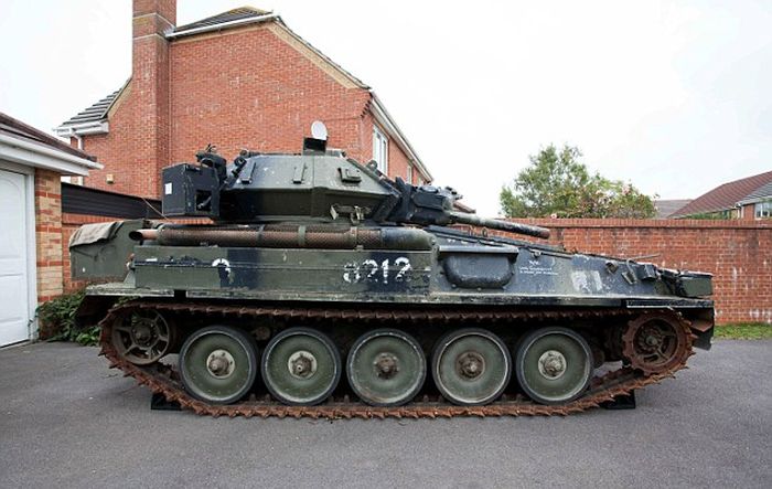 Британский инженер купил танк через интернет-аукцион (6 фото)