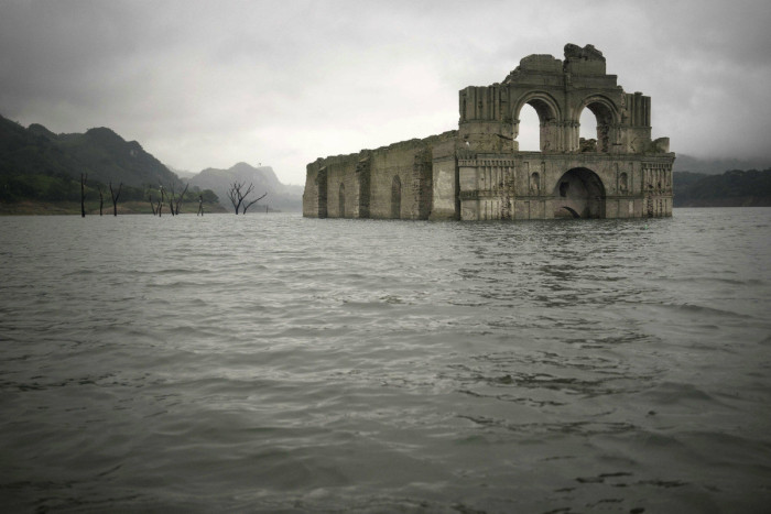 Засуха помогла увидеть затопленную старинную церковь (4 фото + видео)