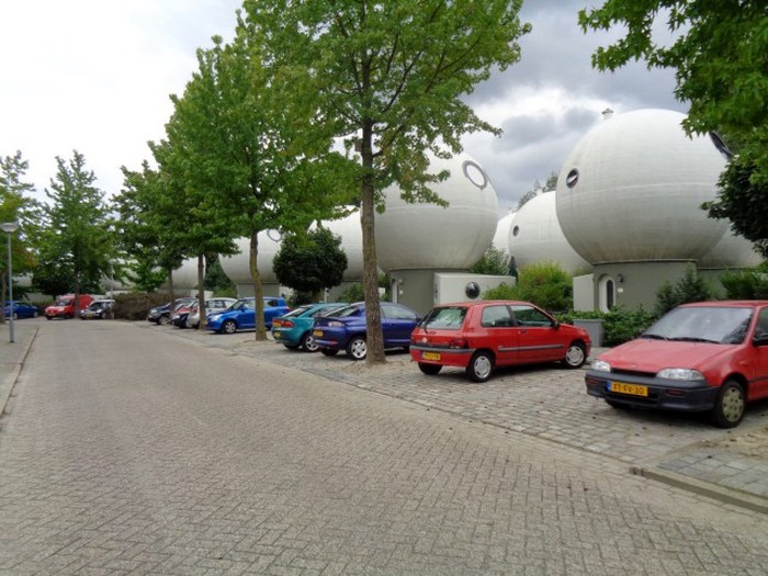 Уникальные дома-шары в Нидерландах (11 фото)