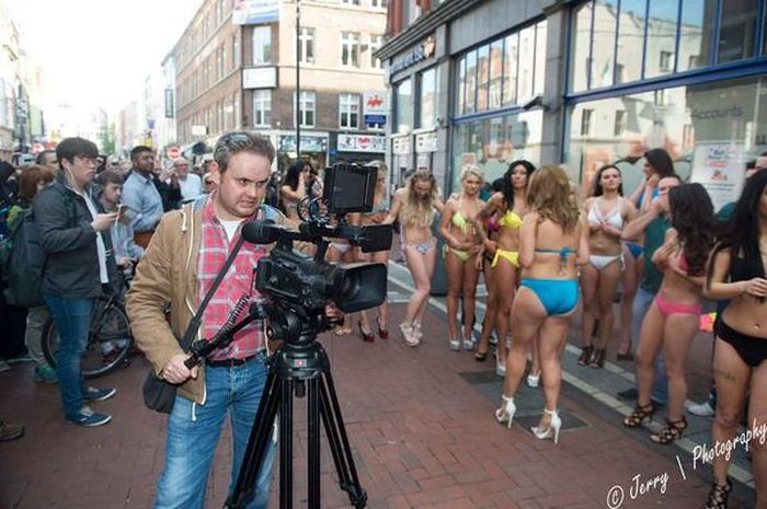 Участницы конкурса «Мисс бикини Ирландия» в уличном топлес-фотосете (12 фото)