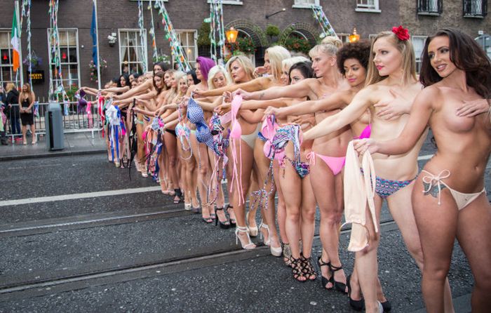 Участницы конкурса "Мисс бикини Ирландия" в уличном топлес-фотосе...
