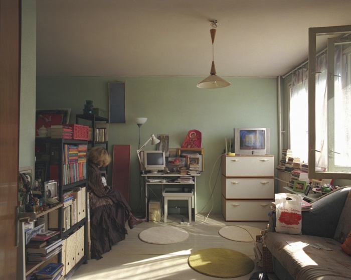 Совершенно разная жизнь людей в абсолютно одинаковых квартирах (10 фото)