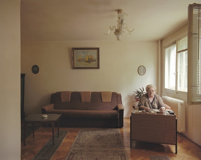 Совершенно разная жизнь людей в абсолютно одинаковых квартирах (10 фото)