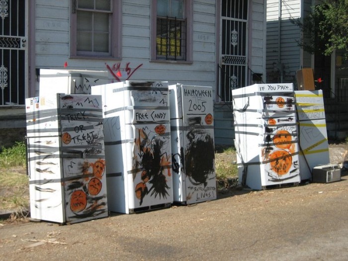 Холодильники на улицах Нового Орлеана, как одно  из последствий урагана Катрина (11 фото)