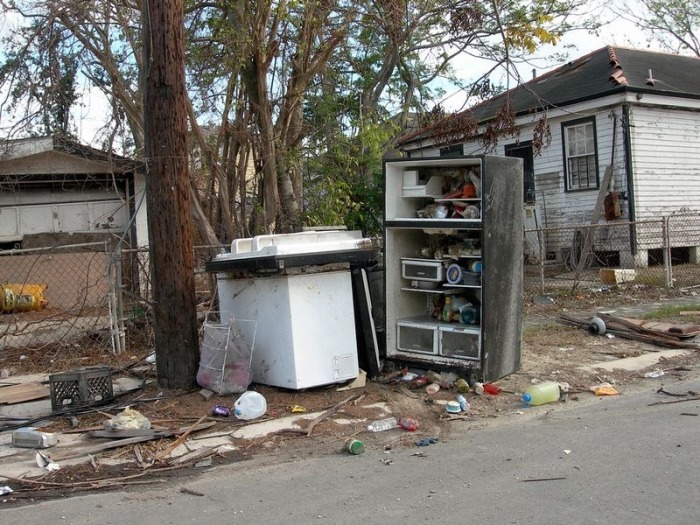 Холодильники на улицах Нового Орлеана, как одно  из последствий урагана Катрина (11 фото)