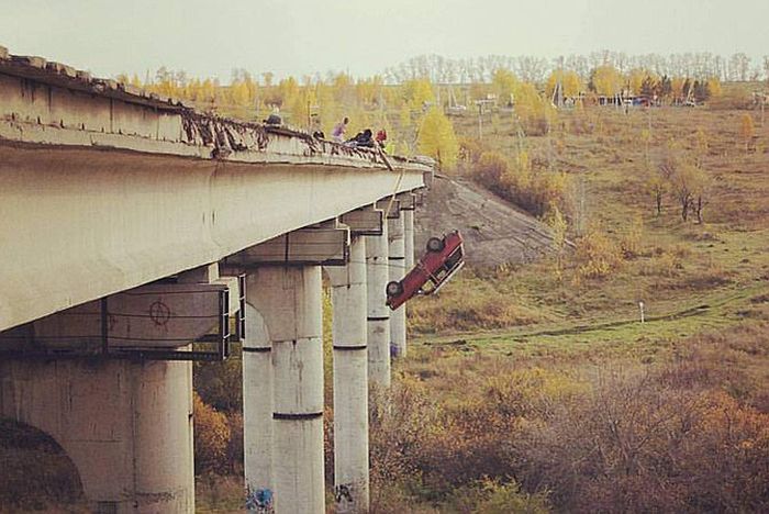 Новокузнецкие экстремалы сбросили с моста автомобиль (3 фото + видео)