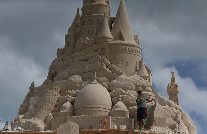Во Флориде строят самый высокий в мире замок из песка (9 фото)