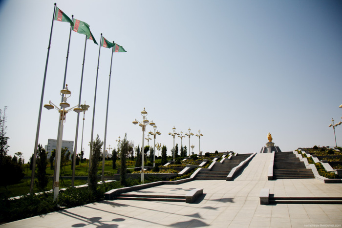 Культ личности в одной из самых закрытых стран мира - Туркмении (16 фото)
