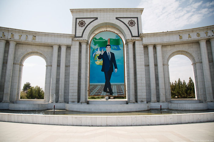 Культ личности в одной из самых закрытых стран мира - Туркмении (16 фото)