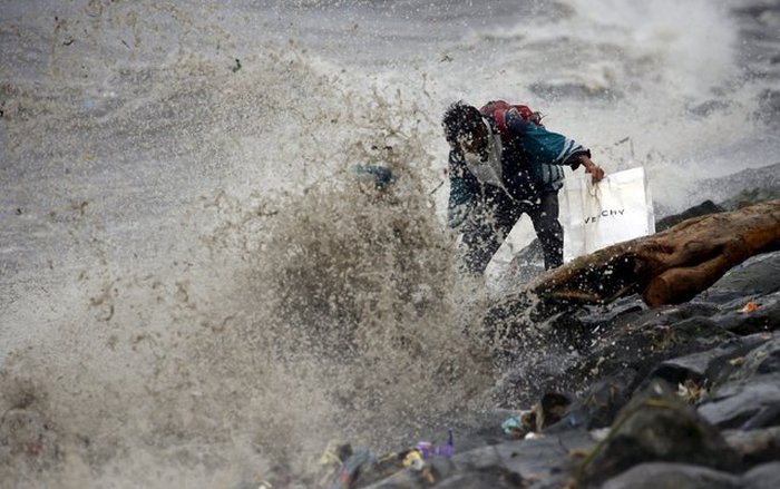 На Филиппины обрушился тайфун Коппу (42 фото)