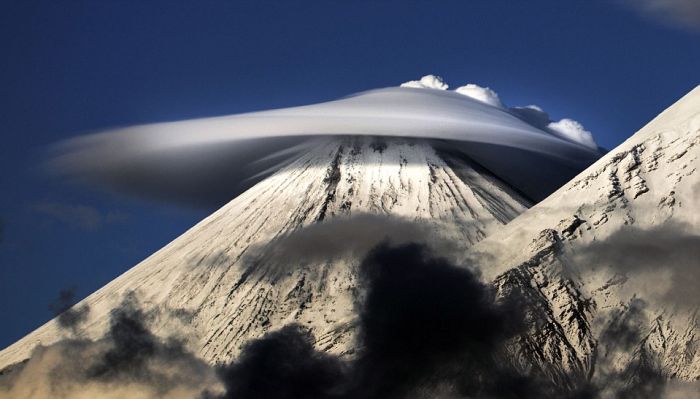 «Летающие тарелки» в небе над Камчаткой (6 фото)