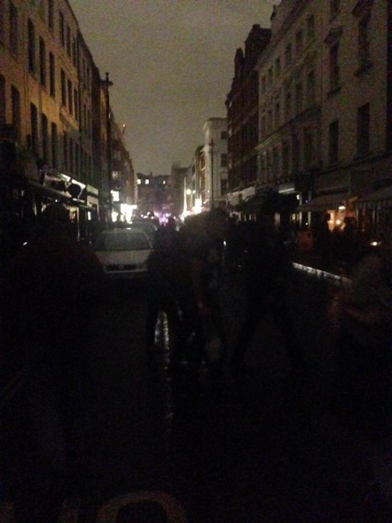 Центр Лондона на 2 часа остался без света (11 фото)