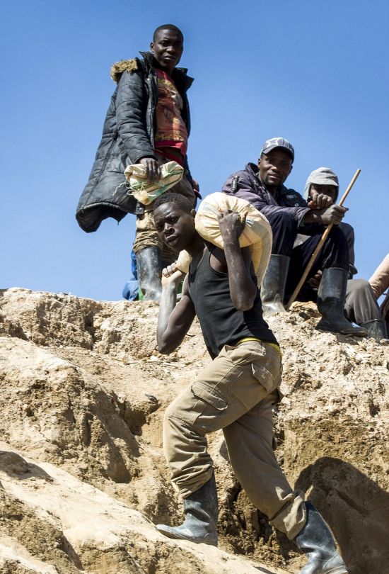 Добыча колтана в Конго (21 фото)