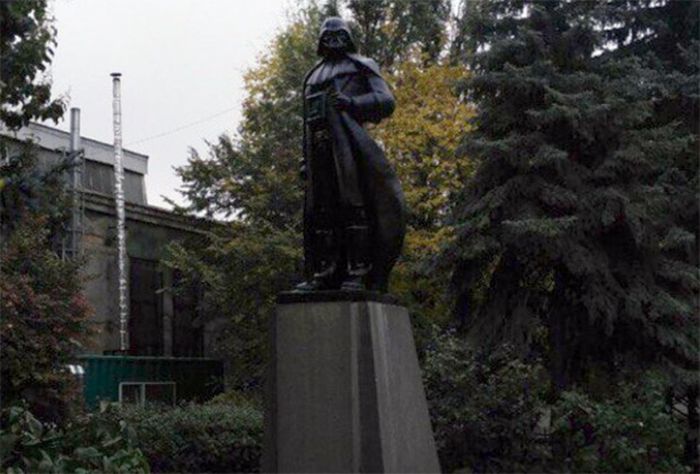 Одесский памятник Ленину превратили в памятник Дарту Вейдеру (3 фото)