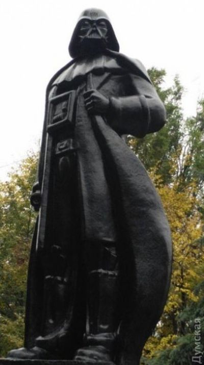 Одесский памятник Ленину превратили в памятник Дарту Вейдеру (3 фото)