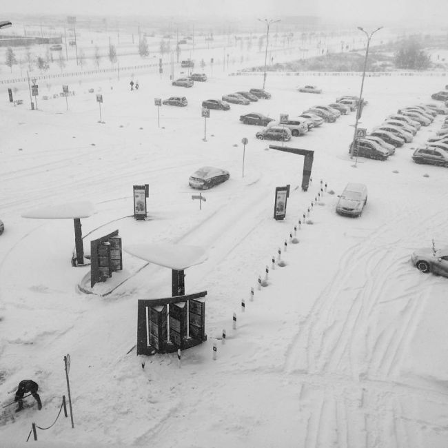 Снегопад спровоцировал дорожный коллапс в Омске (13 фото + видео)