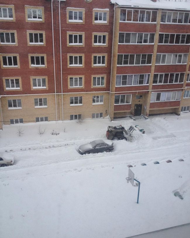 Снегопад спровоцировал дорожный коллапс в Омске (13 фото + видео)